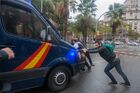 Столкновения у избирательных участков в ходе референдума о независимости Каталонии