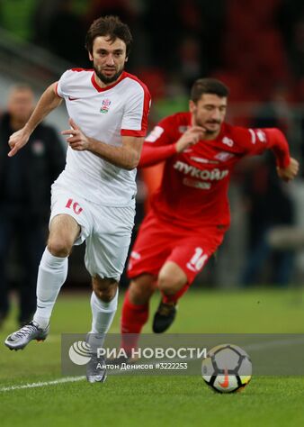 Игрок ФК "Спартак-Нальчик" Магомед Гугуев (слева) и игрок ФК "Спартак" Сальваторе Боккетти в матче 1/8 финала Кубка России по футболу 2017/18 между ФК "Спартак" (Москва) и ФК "Спартак-Нальчик" (Нальчик). Место: Россия, Москва. Автор: Антон Денисов/РИА Новости. Футбол. Кубок России. Матч "Спартак" - "Спартак-Нальчик"