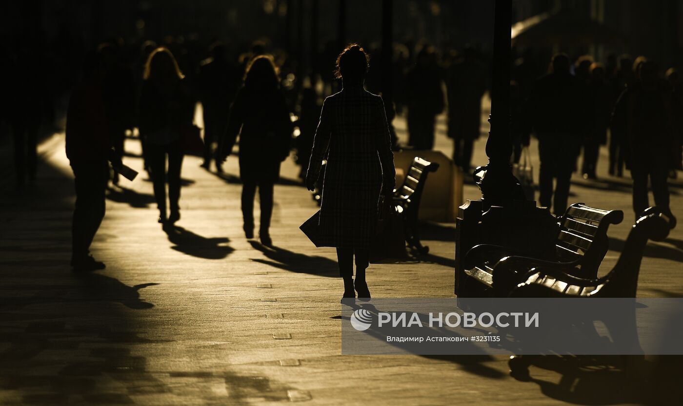 Прохожие на Никольской улице в Москве. Место: Россия, Москва. Автор: Владимир Астапкович/РИА Новости. Повседневная жизнь