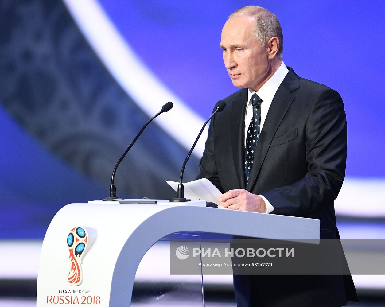 1 декабря 2017. Президент РФ Владимир Путин принимает участие в финальной жеребьёвке чемпионата мира по футболу ФИФА 2018 в Государственном Кремлёвском дворце. Место: Россия, Москва. Автор: Владимир Астапкович/РИА Новости. Президент РФ В. Путин принял участие в финальной жеребьёвке ЧМ по футболу ФИФА 2018 в России