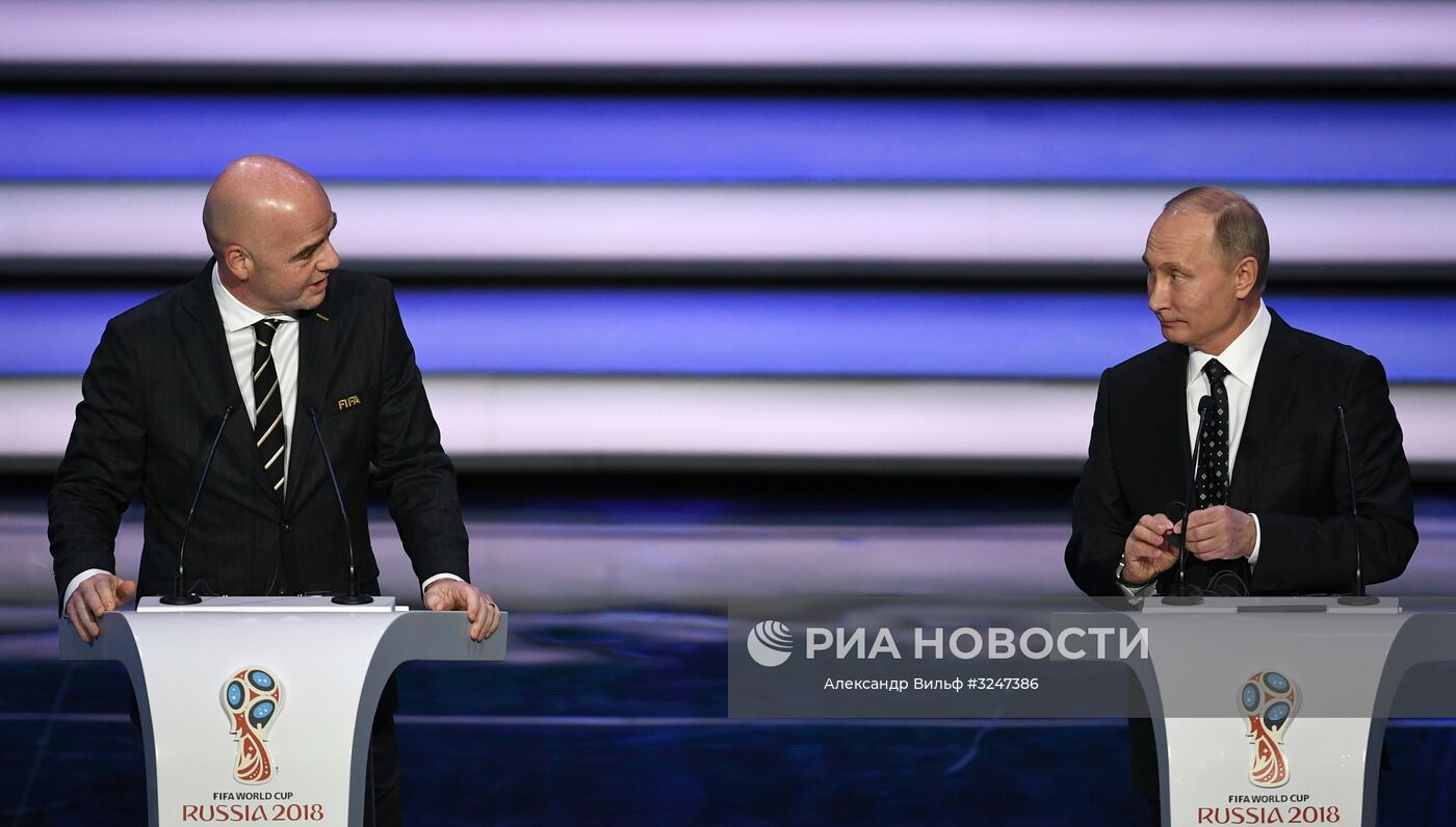 1 декабря 2017. Президент РФ Владимир Путин и президент FIFA Джанни Инфантино (слева) на финальной жеребьёвке чемпионата мира по футболу ФИФА 2018 в Государственном Кремлёвском дворце. Место: Россия, Москва. Автор: Александр Вильф/РИА Новости. Президент РФ В. Путин принял участие в финальной жеребьёвке ЧМ по футболу ФИФА 2018 в России