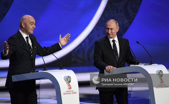 1 декабря 2017. Президент РФ Владимир Путин и президент FIFA Джанни Инфантино (слева) на финальной жеребьёвке чемпионата мира по футболу ФИФА 2018 в Государственном Кремлёвском дворце. Место: Россия, Москва. Автор: Григорий Сысоев/РИА Новости. Президент РФ В. Путин принял участие в финальной жеребьёвке ЧМ по футболу ФИФА 2018 в России