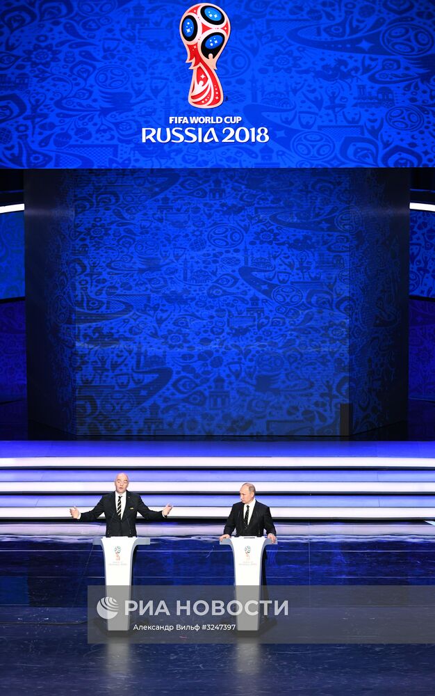1 декабря 2017. Президент РФ Владимир Путин и президент FIFA Джанни Инфантино (слева) на финальной жеребьёвке чемпионата мира по футболу ФИФА 2018 в Государственном Кремлёвском дворце. Место: Россия, Москва. Автор: Александр Вильф/РИА Новости. Президент РФ В. Путин принял участие в финальной жеребьёвке ЧМ по футболу ФИФА 2018 в России