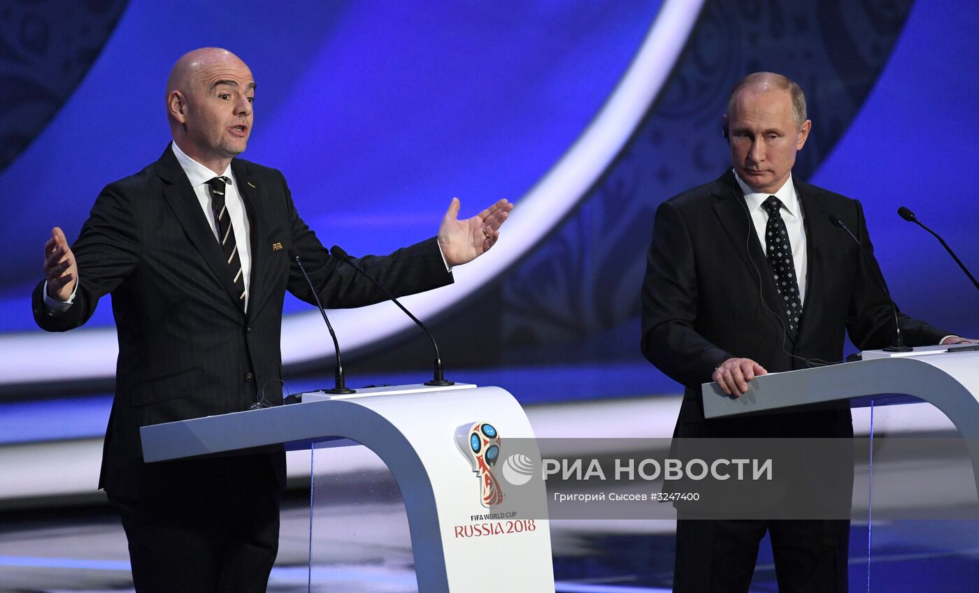 1 декабря 2017. Президент РФ Владимир Путин и президент FIFA Джанни Инфантино (слева) на финальной жеребьёвке чемпионата мира по футболу ФИФА 2018 в Государственном Кремлёвском дворце. Место: Россия, Москва. Автор: Григорий Сысоев/РИА Новости. Президент РФ В. Путин принял участие в финальной жеребьёвке ЧМ по футболу ФИФА 2018 в России