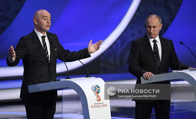 1 декабря 2017. Президент РФ Владимир Путин и президент FIFA Джанни Инфантино (слева) на финальной жеребьёвке чемпионата мира по футболу ФИФА 2018 в Государственном Кремлёвском дворце. Место: Россия, Москва. Автор: Григорий Сысоев/РИА Новости. Президент РФ В. Путин принял участие в финальной жеребьёвке ЧМ по футболу ФИФА 2018 в России