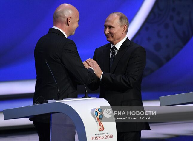 1 декабря 2017. Президент РФ Владимир Путин и президент FIFA Джанни Инфантино (слева) на финальной жеребьёвке чемпионата мира по футболу ФИФА 2018 в Государственном Кремлёвском дворце. Место: Россия, Москва. Автор: Григорий Сысоев/РИА Новости. Президент РФ В. Путин принял участие в финальной жеребьёвке ЧМ по футболу ФИФА 2018 в России