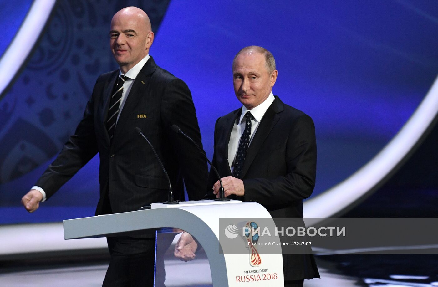 1 декабря 2017. Президент РФ Владимир Путин и президент FIFA Джанни Инфантино (слева) на финальной жеребьёвке чемпионата мира по футболу ФИФА 2018 в Государственном Кремлёвском дворце. Место: Россия, Москва. Автор: Григорий Сысоев/РИА Новости. Президент РФ В. Путин принял участие в финальной жеребьёвке ЧМ по футболу ФИФА 2018 в России