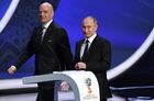 1 декабря 2017. Президент РФ Владимир Путин и президент FIFA Джанни Инфантино (слева) на финальной жеребьёвке чемпионата мира по футболу ФИФА 2018 в Государственном Кремлёвском дворце. Место: Россия, Москва. Автор: Григорий Сысоев/РИА Новости. Президент РФ В. Путин принял участие в финальной жеребьёвке ЧМ по футболу ФИФА 2018 в России