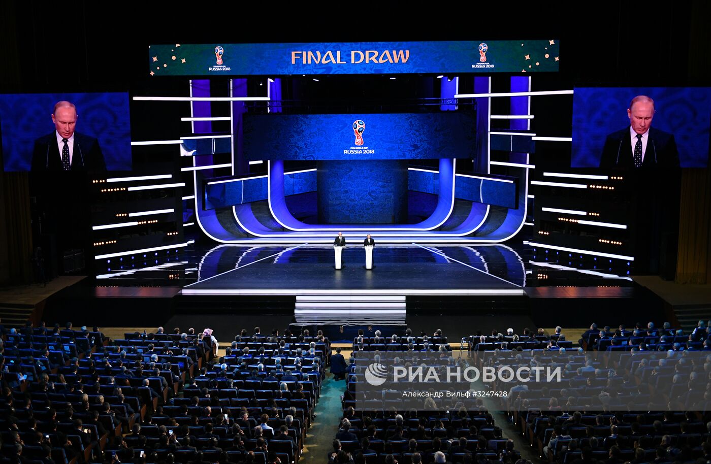 1 декабря 2017. Президент РФ Владимир Путин и президент FIFA Джанни Инфантино (слева) на финальной жеребьёвке чемпионата мира по футболу ФИФА 2018 в Государственном Кремлёвском дворце. Место: Россия, Москва. Автор: Александр Вильф/РИА Новости. Президент РФ В. Путин принял участие в финальной жеребьёвке ЧМ по футболу ФИФА 2018 в России