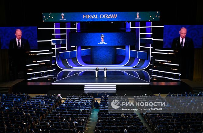 1 декабря 2017. Президент РФ Владимир Путин и президент FIFA Джанни Инфантино (слева) на финальной жеребьёвке чемпионата мира по футболу ФИФА 2018 в Государственном Кремлёвском дворце. Место: Россия, Москва. Автор: Александр Вильф/РИА Новости. Президент РФ В. Путин принял участие в финальной жеребьёвке ЧМ по футболу ФИФА 2018 в России