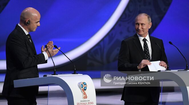 1 декабря 2017. Президент РФ Владимир Путин и президент FIFA Джанни Инфантино (слева) на финальной жеребьёвке чемпионата мира по футболу ФИФА 2018 в Государственном Кремлёвском дворце. Место: Россия, Москва. Автор: Григорий Сысоев/РИА Новости. Президент РФ В. Путин принял участие в финальной жеребьёвке ЧМ по футболу ФИФА 2018 в России