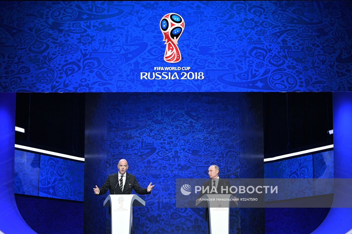 1 декабря 2017. Президент РФ Владимир Путин и президент Международной федерации футбола FIFA Джанни Инфантино (слева) на финальной жеребьёвке чемпионата мира по футболу ФИФА 2018 в Государственном Кремлёвском дворце. Место: Россия, Москва. Автор: Алексей Никольский/РИА Новости. Президент РФ В. Путин принял участие в финальной жеребьёвке ЧМ по футболу ФИФА 2018 в России