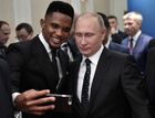 1 декабря 2017. Президент РФ Владимир Путин и камерунский футболист Самюэль Это'о (слева) во время встречи президента РФ со звёздами мирового футбола перед финальной жеребьёвкой чемпионата мира по футболу ФИФА 2018. Место: Россия, Москва. Автор: Алексей Никольский/РИА Новости. Президент РФ В. Путин принял участие в финальной жеребьёвке ЧМ по футболу ФИФА 2018 в России