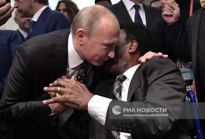 1 декабря 2017. Президент РФ Владимир Путин и бразильский футболист Пеле (справа) во время встречи президента РФ со звёздами мирового футбола перед финальной жеребьёвкой чемпионата мира по футболу ФИФА 2018. Место: Россия, Москва. Автор: Алексей Никольский/РИА Новости. Президент РФ В. Путин принял участие в финальной жеребьёвке ЧМ по футболу ФИФА 2018 в России