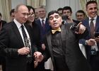 1 декабря 2017. Президент РФ Владимир Путин и аргентинский футболист Диего Марадона (справа на первом плане) во время встречи президента РФ со звёздами мирового футбола перед финальной жеребьёвкой чемпионата мира по футболу ФИФА 2018. Справа на втором плане - итальянский футболист и тренер Фабио Каннаваро. Место: Россия, Москва. Автор: Алексей Никольский/РИА Новости. Президент РФ В. Путин принял участие в финальной жеребьёвке ЧМ по футболу ФИФА 2018 в России