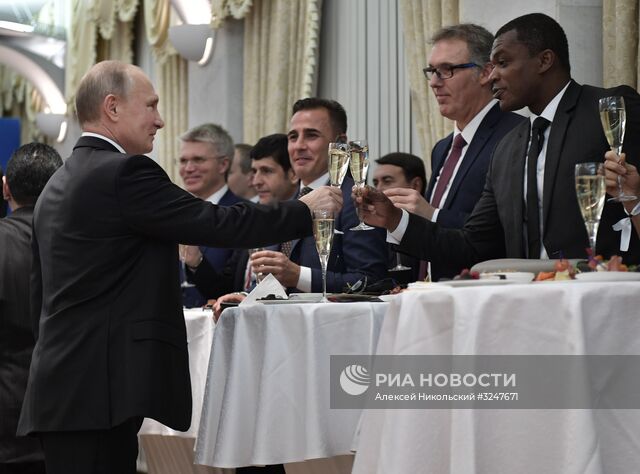 1 декабря 2017. Президент РФ Владимир Путин во время встречи со звёздами мирового футбола перед финальной жеребьёвкой чемпионата мира по футболу ФИФА 2018. Справа налево - французский футболист Марсель Десайи, французский футболист и тренер Лоран Блан и итальянский футболист и тренер Фабио Каннаваро. Место: Россия, Москва. Автор: Алексей Никольский/РИА Новости. Президент РФ В. Путин принял участие в финальной жеребьёвке ЧМ по футболу ФИФА 2018 в России