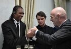 1 декабря 2017. Нигерийский футболист Нванкво Кану (слева) и президент FIFA Джанни Инфантино (справа) во время встречи президента РФ Владимира Путина со звёздами мирового футбола перед финальной жеребьёвкой чемпионата мира по футболу ФИФА 2018. Место: Россия, Москва. Автор: Алексей Никольский/РИА Новости. Президент РФ В. Путин принял участие в финальной жеребьёвке ЧМ по футболу ФИФА 2018 в России