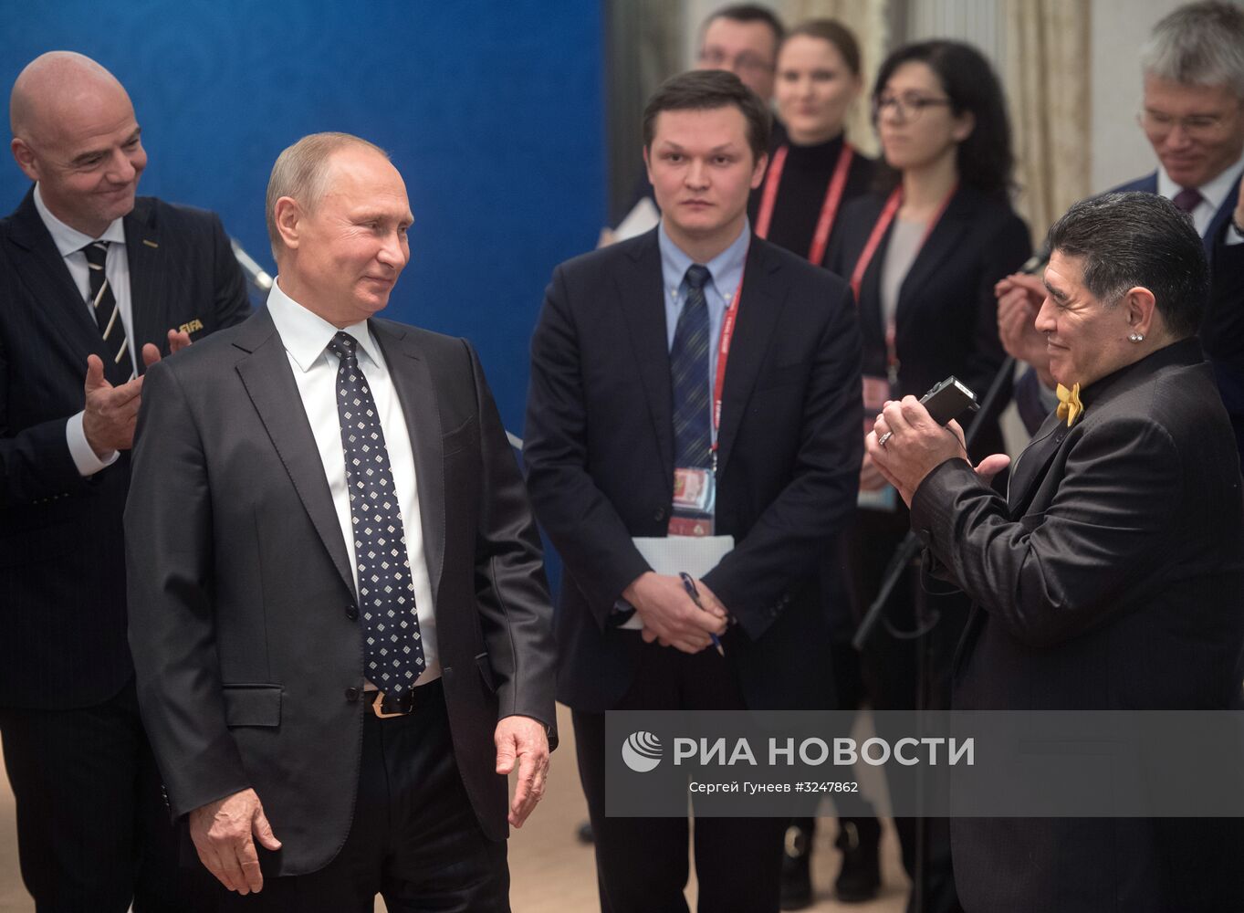 1 декабря 2017. Президент РФ Владимир Путин и аргентинский футболист Диего Марадона (справа) во время встречи со звёздами мирового футбола, приехавшими в Москву для участия в финальной жеребьёвке чемпионата мира по футболу ФИФА 2018 в России. Слева - президент FIFA Джанни Инфантино. Место: Россия, Москва. Автор: Сергей Гунеев/РИА Новости. Президент РФ В. Путин принял участие в финальной жеребьёвке ЧМ по футболу ФИФА 2018 в России