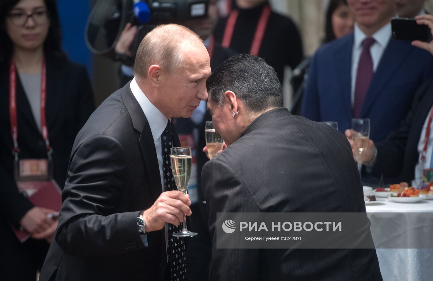1 декабря 2017. Президент РФ Владимир Путин и аргентинский футболист Диего Марадона (справа) во время встречи со звёздами мирового футбола, приехавшими в Москву для участия в финальной жеребьёвке чемпионата мира по футболу ФИФА 2018 в России. Место: Россия, Москва. Автор: Сергей Гунеев/РИА Новости. Президент РФ В. Путин принял участие в финальной жеребьёвке ЧМ по футболу ФИФА 2018 в России