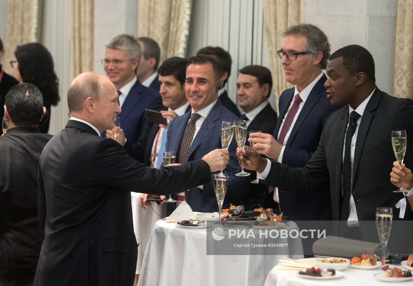 1 декабря 2017. Президент РФ Владимир Путин и Французский футболист Марсель Десайи (справа) во время встречи со звёздами мирового футбола, приехавшими в Москву для участия в финальной жеребьёвке чемпионата мира по футболу ФИФА 2018 в России. Место: Россия, Москва. Автор: Сергей Гунеев/РИА Новости. Президент РФ В. Путин принял участие в финальной жеребьёвке ЧМ по футболу ФИФА 2018 в России