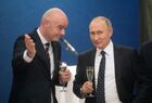 1 декабря 2017. Президент РФ Владимир Путин и президент FIFA Джанни Инфантино (слева) во время встречи со звёздами мирового футбола, приехавшими в Москву для участия в финальной жеребьёвке чемпионата мира по футболу ФИФА 2018 в России. Место: Россия, Москва. Автор: Сергей Гунеев/РИА Новости. Президент РФ В. Путин принял участие в финальной жеребьёвке ЧМ по футболу ФИФА 2018 в России