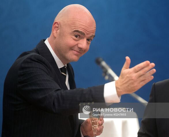 1 декабря 2017. Президент FIFA Джанни Инфантино во время встречи президента РФ Владимира Путина со звёздами мирового футбола, приехавшими в Москву для участия в финальной жеребьёвке чемпионата мира по футболу ФИФА 2018 в России. Место: Россия, Москва. Автор: Сергей Гунеев/РИА Новости. Президент РФ В. Путин принял участие в финальной жеребьёвке ЧМ по футболу ФИФА 2018 в России
