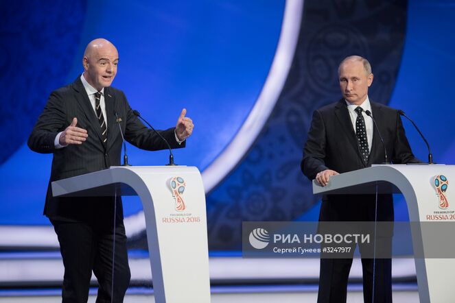 1 декабря 2017. Президент РФ Владимир Путин и президент FIFA Джанни Инфантино на финальной жеребьёвке чемпионата мира по футболу ФИФА 2018 в Государственном Кремлёвском дворце. Место: Россия, Москва. Автор: Сергей Гунеев/РИА Новости. Президент РФ В. Путин принял участие в финальной жеребьёвке ЧМ по футболу ФИФА 2018 в России