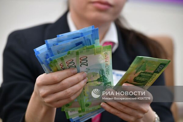 Презентация устройств самообслуживания с новыми купюрами номиналом 200 и 2000 рублей