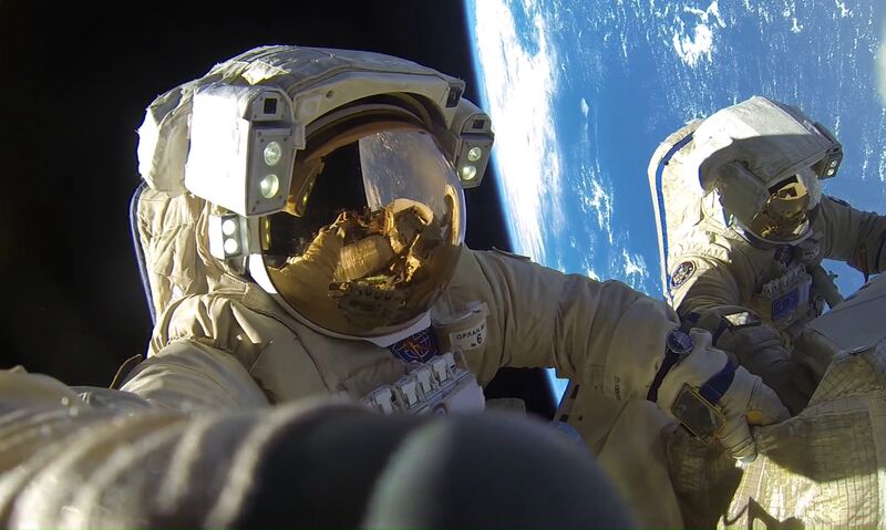 Роскосмос представил первые фотографии рекордного выхода в открытый космос космонавтов А. Мисуркина и А. Шкаплерова