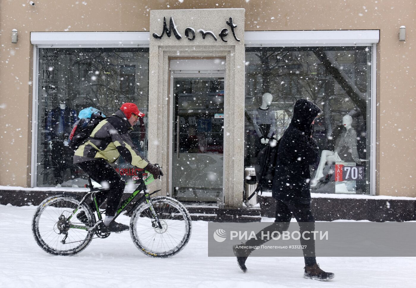 Горожане на одной из улиц в Симферополе. Место: Россия, Республика Крым, Симферополь. Автор: Александр Полегенько/РИА Новости. Снег в Крыму