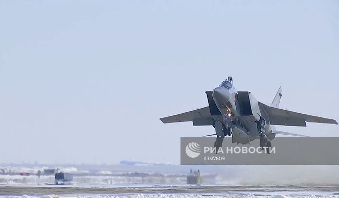 Экипаж истребителя МиГ-31 Воздушно-космических сил РФ выполнил практический учебно-боевой пуск гиперзвуковой аэробаллистической ракеты с малой радиолокационной заметностью и высокой маневренностью комплекса "Кинжал". Изображение является раздаточным материалом, предоставлено третьей стороной. Только редакционное использование. Запрет на архивирование, коммерческое использование, рекламную кампанию. Место: Россия. МиГ-31 ВКС провел учебный пуск гиперзвуковой ракеты "Кинжал"