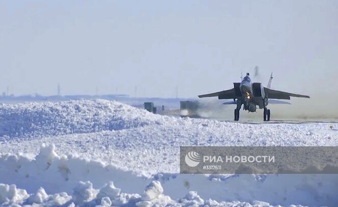 Экипаж истребителя МиГ-31 Воздушно-космических сил РФ выполнил практический учебно-боевой пуск гиперзвуковой аэробаллистической ракеты с малой радиолокационной заметностью и высокой маневренностью комплекса "Кинжал". Изображение является раздаточным материалом, предоставлено третьей стороной. Только редакционное использование. Запрет на архивирование, коммерческое использование, рекламную кампанию. Место: Россия. МиГ-31 ВКС провел учебный пуск гиперзвуковой ракеты "Кинжал"