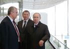 14 марта 2018. Президент РФ Владимир Путин во время осмотра нового аэровокзального комплекса международного аэропорта "Симферополь". Слева направо - глава Республики Крым Сергей Аксёнов и директор ООО "Международный аэропорт" Симферополь" Евгений Плаксин. Место: Россия, Симферополь. Автор: Алексей Никольский/РИА Новости. Рабочая поездка президента РФ В. Путина в ряд регионов Южного федерального округа