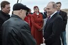 14 марта 2018. Президент РФ Владимир Путин во время общения с представителями общественности в Севастополе. Слева на втором плане - губернатор Севастополя Дмитрий Овсянников. Место: Россия, Севастополь. Автор: Алексей Никольский/РИА Новости. Рабочая поездка президента РФ В. Путина в ряд регионов Южного федерального округа