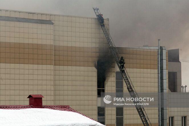 Сотрудники пожарной охраны МЧС борются с пожаром в торговом центре «Зимняя вишня» в Кемерово. Место: Россия, Кемерово. Автор: Максим Киселев/РИА Новости. Пожар в торговом центре «Зимняя вишня» в Кемерово