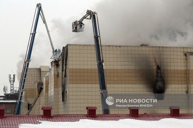 Сотрудники пожарной охраны МЧС борются с пожаром в торговом центре «Зимняя вишня» в Кемерово. Место: Россия, Кемерово. Автор: Максим Киселев/РИА Новости. Пожар в торговом центре «Зимняя вишня» в Кемерово