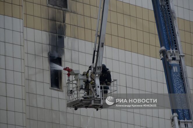 Сотрудники пожарной охраны МЧС во время тушения пожара в торговом центре «Зимняя вишня» в Кемерово. Место: Россия, Кемерово. Автор: Александр Кряжев/РИА Новости. Пожар в торговом центре «Зимняя вишня» в Кемерово