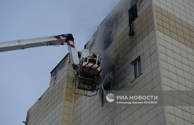 Сотрудники пожарной охраны МЧС во время тушения пожара в торговом центре «Зимняя вишня» в Кемерово. Место: Россия, Кемерово. Автор: Александр Кряжев/РИА Новости. Пожар в торговом центре «Зимняя вишня» в Кемерово