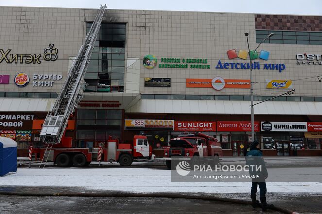 Сотрудники пожарной охраны МЧС во время тушения пожара в торговом центре «Зимняя вишня» в Кемерово. Место: Россия, Кемерово. Автор: Александр Кряжев/РИА Новости. Пожар в торговом центре «Зимняя вишня» в Кемерово