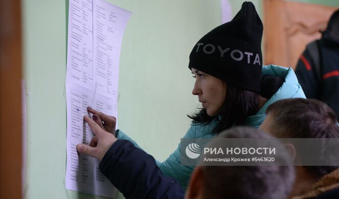Женщина смотрит списки пропавших без вести при пожаре в торговом центре «Зимняя вишня» в Кемерово. Место: Россия, Кемерово. Автор: Александр Кряжев/РИА Новости. Пожар в торговом центре «Зимняя вишня» в Кемерово