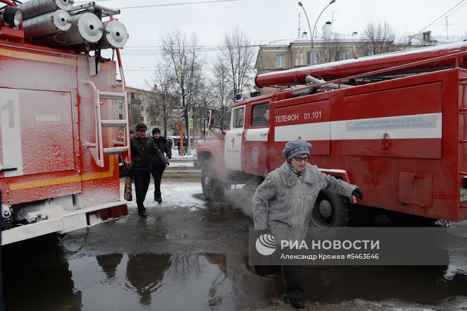 Автомобили пожарной охраны МЧС неподалеку от торгового центра «Зимняя вишня» в Кемерово, где произошел пожар. Место: Россия, Кемерово. Автор: Александр Кряжев/РИА Новости. Пожар в торговом центре «Зимняя вишня» в Кемерово