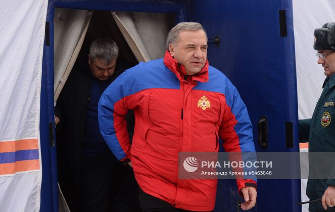 Министр МЧС РФ Владимир Пучков (в центре) после окончания совещания в оперативном штабе МЧС РФ в Кемерово. Место: Россия, Кемерово. Автор: Александр Кряжев/РИА Новости. Пожар в торговом центре «Зимняя вишня» в Кемерово