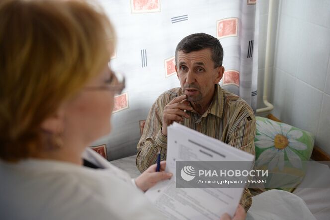 Министр здравоохранения РФ Вероника Скворцова общается с одним из пострадавших при пожаре в торговом центре «Зимняя вишня» в палате отделения острых отравлений Кемеровской областной клинической больницы. Место: Россия, Кемерово. Автор: Александр Кряжев/РИА Новости. Пожар в торговом центре «Зимняя вишня» в Кемерово
