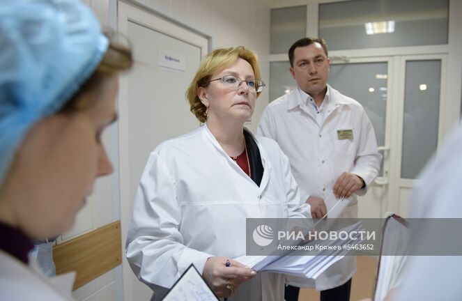 Министр здравоохранения РФ Вероника Скворцова общается с врачами отделения острых отравлений Кемеровской областной клинической больницы, куда поступили пострадавшие при пожаре в торговом центре «Зимняя вишня» в Кемерово. Место: Россия, Кемерово. Автор: Александр Кряжев/РИА Новости. Пожар в торговом центре «Зимняя вишня» в Кемерово