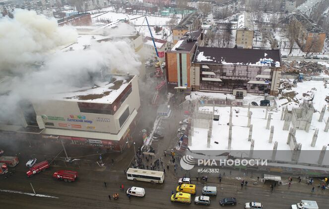 Пожар в здании торгового центра «Зимняя вишня» в Кемерово. Изображение является раздаточным материалом, предоставлено третьей стороной. Только редакционное использование. Запрет на архивирование, коммерческое использование, рекламную кампанию. Место: Россия, Кемерово. Пожар в торговом центре «Зимняя вишня» в Кемерово