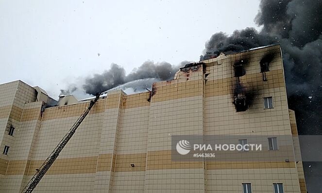 Пожар в здании торгового центра «Зимняя вишня» в Кемерово. Стоп-кадр с видео, предоставленного МЧС России. Изображение является раздаточным материалом, предоставлено третьей стороной. Только редакционное использование. Запрет на архивирование, коммерческое использование, рекламную кампанию. Место: Россия, Кемерово. Пожар в торговом центре «Зимняя вишня» в Кемерово