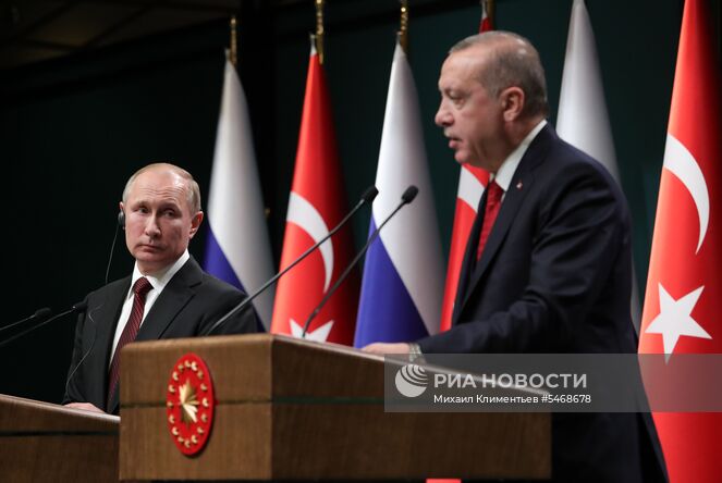 3 апреля 2018. Президент РФ Владимир Путин и президент Турецкой Республики Реджеп Тайип Эрдоган (справа) на совместной пресс-конференции по итогам встречи в президентском дворце в Анкаре. Место: Турция, Анкара. Автор: Михаил Климентьев/РИА Новости. Визит президента РФ В. Путина в Турцию