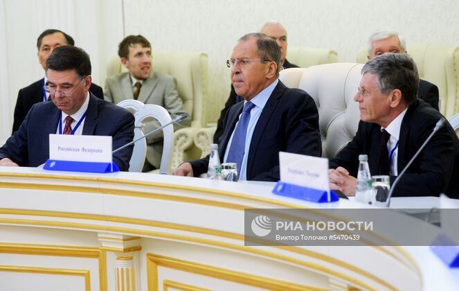 Министр иностранных дел Белоруссии Владимир Макей и министр иностранных дел России Сергей Лавров (слева направо) на заседании Совета министров иностранных дел СНГ в Минске. Место: Белоруссия, Минск. Автор: Виктор Толочко/Sputnik/РИА Новости. Заседание Совета министров иностранных дел СНГ в Минске