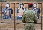 Инструктор оценивает результаты стрельбы спецназовцев, принимающих участие в квалификационном испытании на право ношения крапового берета, на стрельбище учебного центра внутренних войск Белоруссии под Минском. Место: Белоруссия. Автор: Виктор Толочко/Sputnik/РИА Новости. Испытания на право ношения крапового берета в Белоруссии