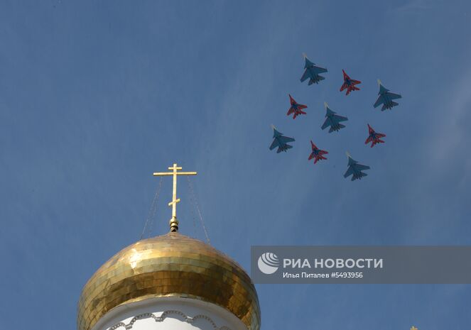 Многоцелевые истребители Су-30СМ пилотажной группы "Русские Витязи" и МиГ-29 пилотажной группы "Стрижи" на военном параде, посвященном 73-й годовщине Победы в Великой Отечественной войне 1941-1945 годов. Место: Россия, Москва. Автор: Илья Питалев/РИА Новости. Военный парад, посвящённый 73-й годовщине Победы в ВОВ